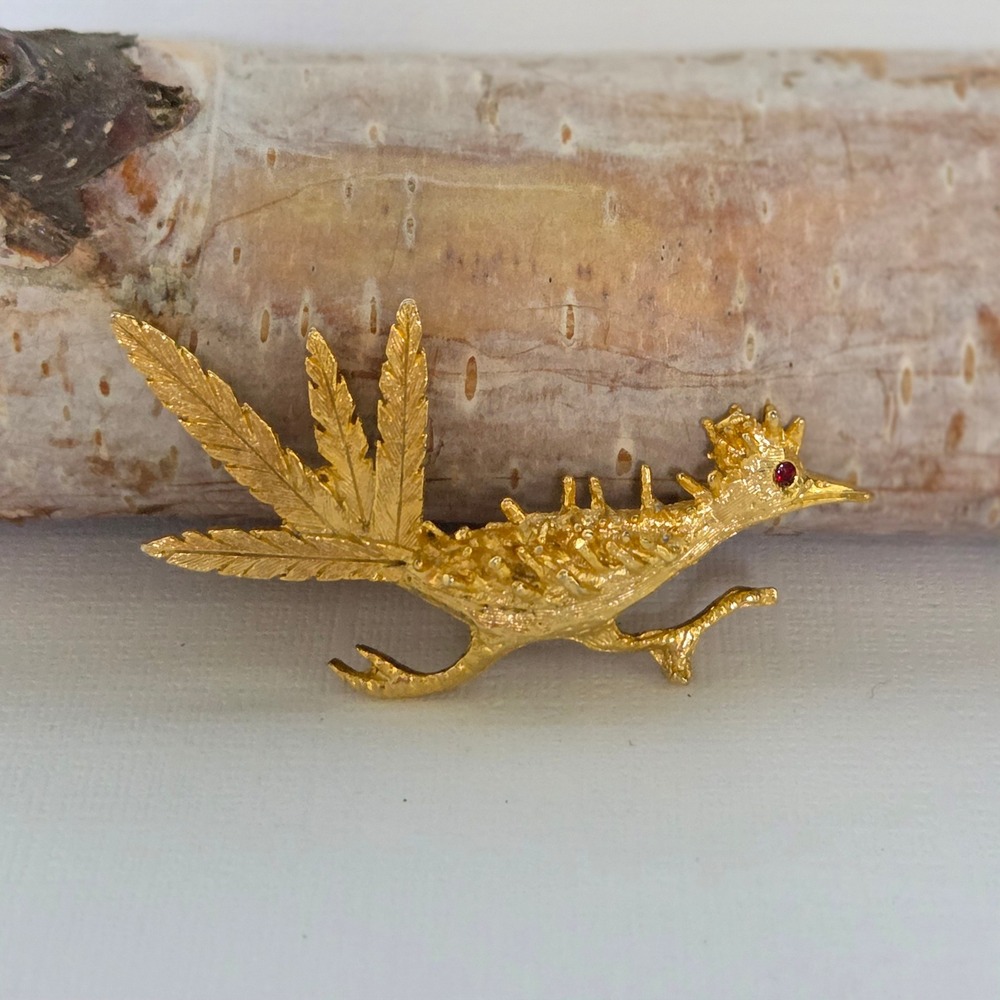 Roadrunner Brooch Gold Tone Textured Bird Red Eye Vintage